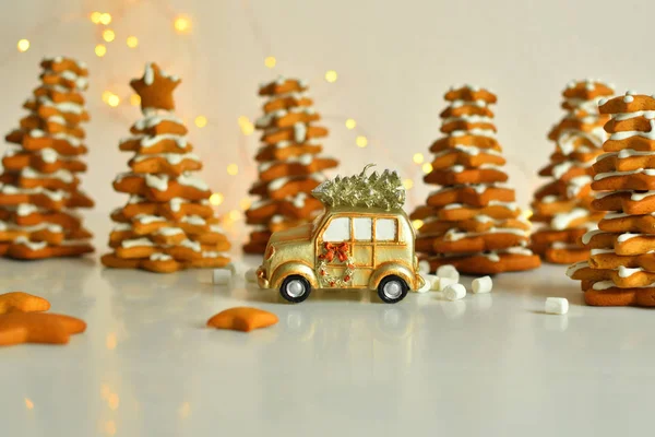 Tarjeta navideña con coche retro de juguete, con luces bokeh de Año Nuevo. .. Acogedora Navidad con galletas de jengibre, canela, cardamomo — Foto de Stock