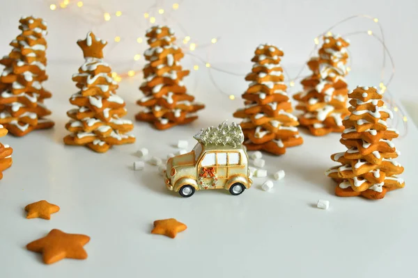 Tarjeta navideña con coche retro de juguete, con luces bokeh de Año Nuevo. .. Acogedora Navidad con galletas de jengibre, canela, cardamomo — Foto de Stock