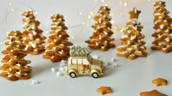 Tarjeta navideña con coche retro de juguete, con luces bokeh de Año Nuevo. .. Acogedora Navidad con galletas de jengibre, canela, cardamomo — Foto de Stock