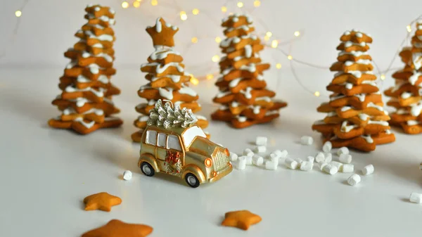 Tarjeta navideña con coche retro de juguete, con luces bokeh de Año Nuevo. .. Acogedora Navidad con galletas de jengibre, canela, cardamomo — Foto de Stock