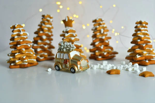 Tarjeta navideña con coche retro de juguete dorado, con luces bokeh de Año Nuevo. .. Acogedora Navidad con galletas de jengibre, canela, cardamomo — Foto de Stock