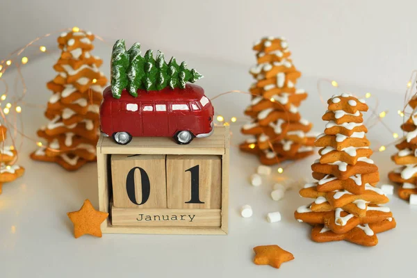 Calendario de madera 1 ENERO y Navidad pan de jengibre casero, decoración, coche de juguete retro rojo en el fondo de la ventana, concepto de confort en el hogar, celebraciones de invierno estacionales. Plantilla postal . — Foto de Stock