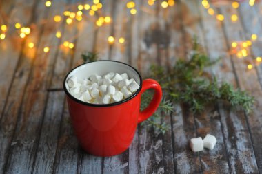 Noel kompozisyonu. Ahşap arka planda kahve fincanı ve Noel süslemeleri. Mutlu Noeller ve mutlu yıllar.