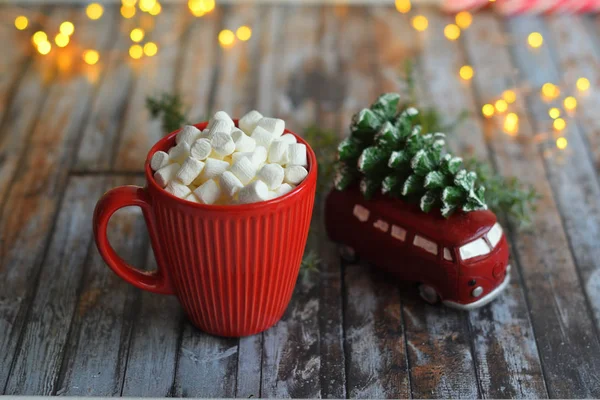 Copo vermelho com chocolate quente e cookies caseiros — Fotografia de Stock