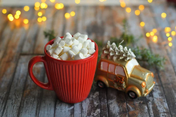 Copo vermelho com chocolate quente e cookies caseiros — Fotografia de Stock