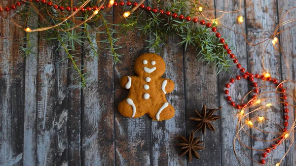 Pain d'épice homme avec canne à bonbons sur table rustique.Composition de Noël ou du Nouvel An. sur fond en bois avec bokeh lumières du Nouvel An . — Photo