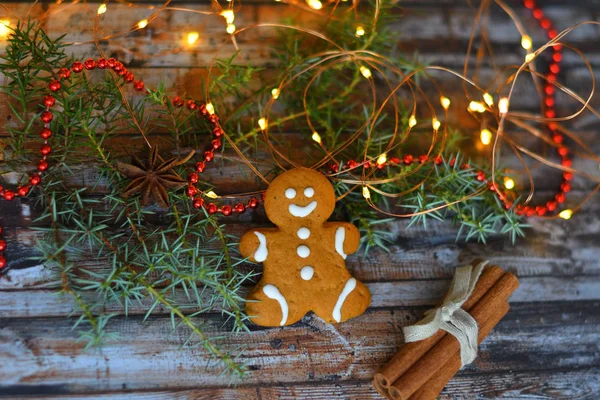 Pain d'épice homme avec canne à bonbons sur table rustique.Composition de Noël ou du Nouvel An. sur fond en bois avec bokeh lumières du Nouvel An . — Photo