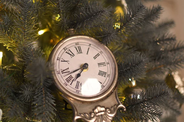 Decoração de Natal em casa. Fundo de Ano Novo. Presentes e brinquedos de Natal. Modelo de um cartão de Natal. Textura no saco do presente . — Fotografia de Stock