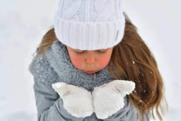 Happy child girl on winter walk outdoors . little child playing in winter holidays. Girl in winter lake. Portrait — Stock Photo, Image