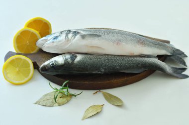 Çiğ balık deniz kabuğu. Baharatlı çiğ balık filetosu, otlar, ahşap tahtada limon ve tuz, yemek için hazır. Yemek konsepti. Akdeniz ürünleri