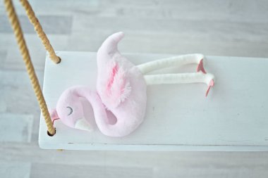 pembe oyuncak flamingo ip salıncak