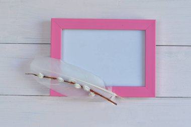 Pembe fotoğraf çerçevesi ve arka planda kedi derisi olan vajina söğüt dalları. Bıldırcın yumurtası.