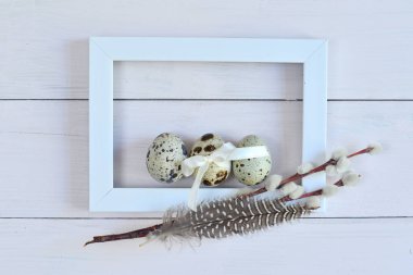 Beyaz fotoğraf çerçevesi ve arka planda kedi söğüdü dalları. Paskalya Kartı Şablonu