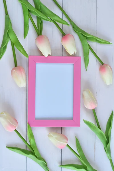 Marco de fotos y flores en un fondo rosado.tulipán . — Foto de Stock