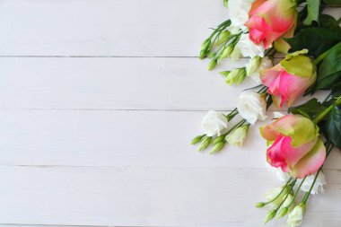 Sevgililer Günü 'nde çiçeklerle romantik bir arka plan. Kopya alanı olan Sevgililer Günü kartı. Çiçekler ve pembe arka planda güller. Sevgililer Günü tebrik kartı şablonu 14 Şubat.