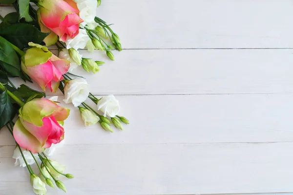 Valentýn romantické pozadí s květinami. Valentýnská karta s kopírkou. Květiny eustomy a růže na růžovém pozadí. Šablona přání k Valentýnu 14. února. — Stock fotografie