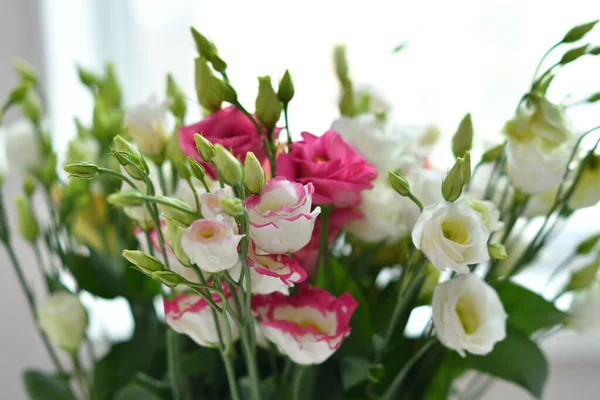 Beautiful Eustoma and Roses flowers, white eustoma on white background. Весільне запрошення в мінімалістичному стилі з евстомою. Тарілка для вітання весілля або весняної листівки. Копіюю простір. День матері. — стокове фото