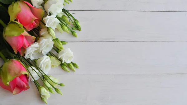 Tarjeta de San Valentín.Tarjeta de felicitación de la plantilla para el Día de San Valentín con eustomas blancos y rosas rosadas. Tarjeta de primavera para el Día de la Madre, Día de la Mujer. Copiar espacio. Felicitaciones por boda o aniversario. 8 de marzo — Foto de Stock