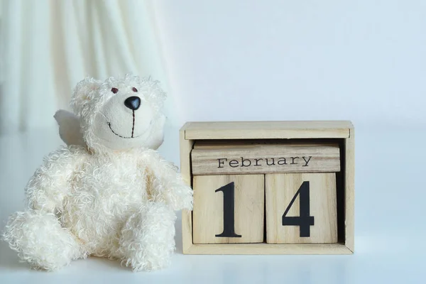 14 februari tekst op houten blokkenkalender en -ber.Valentijnskaart.Sjabloon wenskaart voor Valentijnsdag. Wenskaart met witte eustomas .copy ruimte. Selectieve focus — Stockfoto