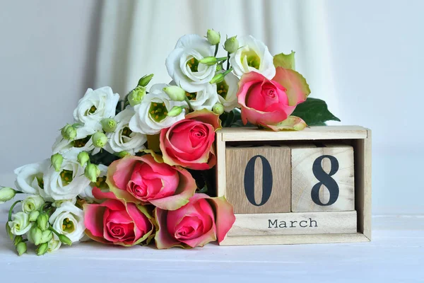 8 maart tekst op houten blokkenkalender en roze rozen en beer.Wenskaart met roze rozen Spring card template. Vrouwendag. Wenskaart voor moederdag. Bloemenkaart. Kopieerruimte. — Stockfoto
