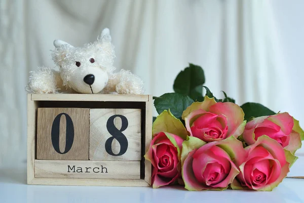 8 maart tekst op houten blokkenkalender en roze rozen en beer.Wenskaart met roze rozen Spring card template. Vrouwendag. Wenskaart voor moederdag. Bloemenkaart. Kopieerruimte. — Stockfoto