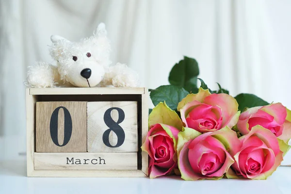 8 maart tekst op houten blokkenkalender en roze rozen en beer.Wenskaart met roze rozen Spring card template. Vrouwendag. Wenskaart voor moederdag. Bloemenkaart. Kopieerruimte. — Stockfoto