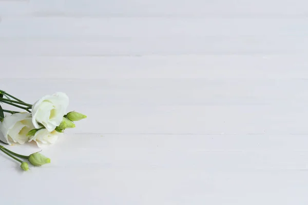 Tarjeta de felicitación de San Valentín. Tarjeta de primavera para el Día de la Madre, Día de la Mujer. Tarjeta de felicitación con espacio de eustomas blancos .copy. Felicitaciones por boda o aniversario. 8 de marzo — Foto de Stock