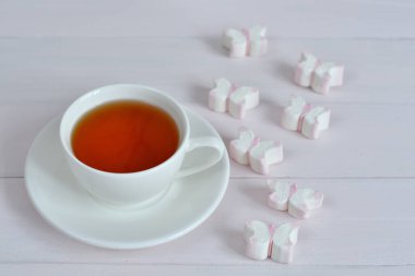 Sevgililer Günü tebrik kartı ile birlikte masada pembe şekerlemeler. Sevgililer Günü için şablon tebrik kartı. Anneler Günü için bahar kartı, Kadınlar Günü. Kopya alanı. Sevdikleriniz için 8 Mart kahvaltısı