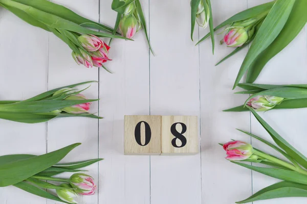 Március 8. szöveg fa blokk naptár és rózsaszín tulipán. Üdvözlőlap rózsaszín tulipánokkal.Tavaszi kártya sablon. Nők napja. Üdvözlőlap anyák napjára. Virágkártya. Másold a helyet. Szelektív fókusz — Stock Fotó