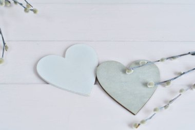 Amcık söğüdü dallı, kedi derisi ve yumurtalı Paskalya bahar kompozisyonu. Paskalya arkaplanı. İlkbahar. Kopya alanı olan davetiye kartı tasarımı. Paskalya kartı şablonu. Paskalya tavşanı.