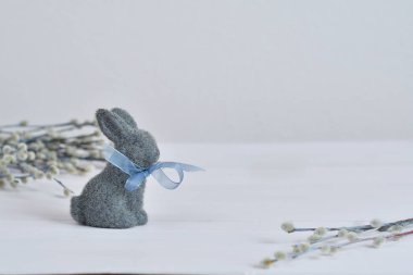 Amcık söğüdü dallı, kedi derisi ve yumurtalı Paskalya bahar kompozisyonu. Paskalya arkaplanı. İlkbahar. Kopya alanı olan davetiye kartı tasarımı. Paskalya kartı şablonu. Paskalya tavşanı.