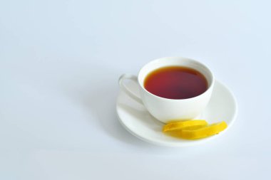 Nane ve limonlu küçük bir fincan çay. Sağlıklı bir hayat. Şekersiz. Seçici odaklanma. Boşluğu kopyala