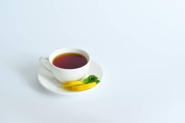 Naneli ve limonlu küçük bir fincan çay..
