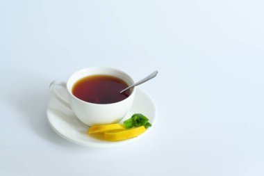 Naneli ve limonlu küçük bir fincan çay..