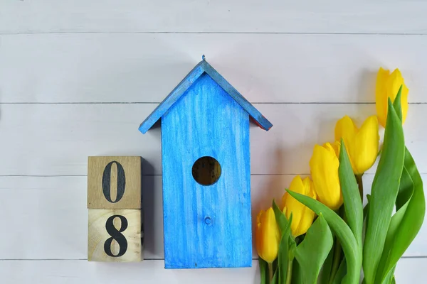 Marzo Testo Calendario Blocchi Legno Tulipani Gialli Una Casetta Uccelli — Foto Stock