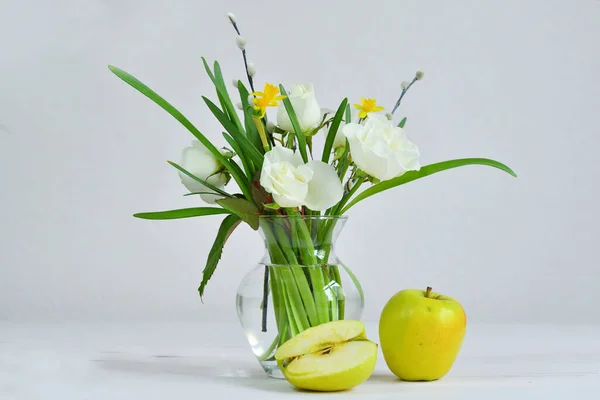 Abóbada Vidro Com Buquê Flores Primavera Maçãs Bunch Ramos Salgueiro — Fotografia de Stock