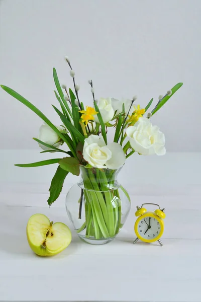 Vaza Vidro Com Buquê Flores Primavera Despertador Amarelo Clock Bunch — Fotografia de Stock