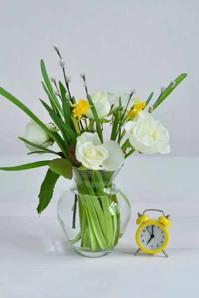 Üveg Vaza Egy Csokor Tavaszi Virágok Sárga Ébresztőóra Egy Csomó — Stock Fotó