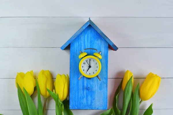 Yellow Tulips Bright Blue Birdhouse Pink Background Picture Packages Spring — Stock Photo, Image