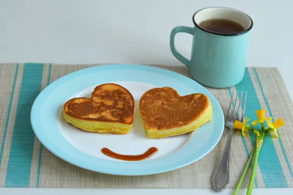 Two American Pancakes Blue Plate Healthy Breakfast Wooden Table Breakfast — Stock Photo, Image