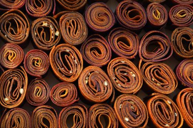 Tatlı püre meyveli pastil. Meyveli dürüm. Ev yapımı. Kurutulmuş böğürtlen ve meyvelerin doğal tatlısı. Ahududu, frenk üzümü, elma, ananas, çilek, balkabağı karışımı. sağlıklı atıştırma konsepti