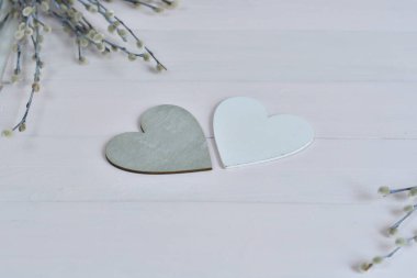 Amcık söğüt dalları, kedi derisi ve ormanlık kalpleri olan Paskalya bahar kompozisyonu. Paskalya zamanı. - Evet. Paskalya kartı şablonu. Seçmeli odak kopyalama bölmesi