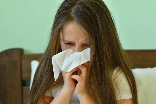 Liten Flicka Som Snyter Sig Näsan Sjukt Barn Med Servett — Stockfoto