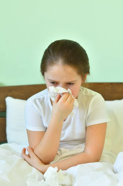 Liten Flicka Som Snyter Sig Näsan Sjukt Barn Med Servett — Stockfoto