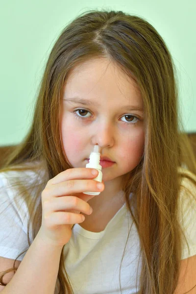 Liten Flicka Som Snyter Sig Näsan Sjukt Barn Med Servett — Stockfoto