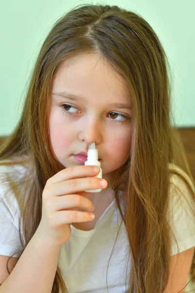 小さな子供の女の子は彼の鼻を吹く ベッドでナプキンで病気の子供 アレルギーの子供 インフルエンザの季節 冷たい鼻炎の子供 冷たい鼻を取得します ウイルスや感染症 — ストック写真