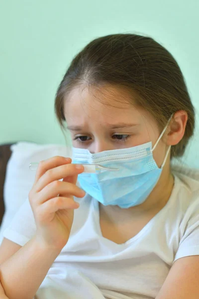 Chica Mira Termómetro Alta Temperatura Cuarentena Infección Por Virus Crisis —  Fotos de Stock