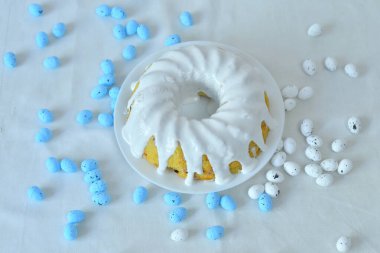 Beyaz masada izole edilmiş renkli yumurtaları olan tatlı Paskalya pastaları. Mutlu Paskalya tebrik kartları. Seçici odak