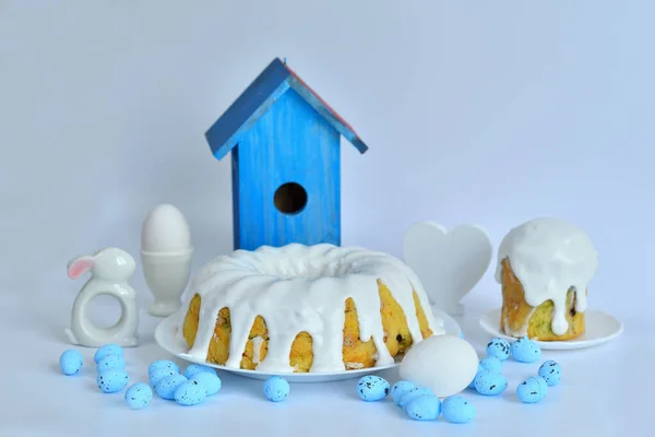 Easter Bread Colorful Eggs Ann Bright Blue Birdhouse White Background — Zdjęcie stockowe