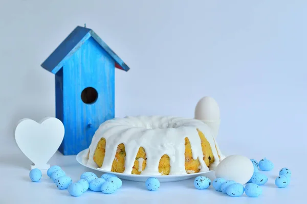 Пасхальный Хлеб Разноцветные Яйца Ярко Голубая Птичья Изба Белом Фоне — стоковое фото